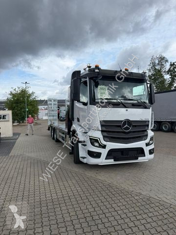 Kamion Mercedes mit Rampen, Maschinentransporter