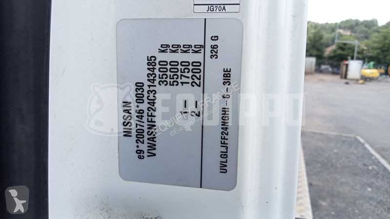 Véhicule utilitaire Nissan 35.12 with Isoli...