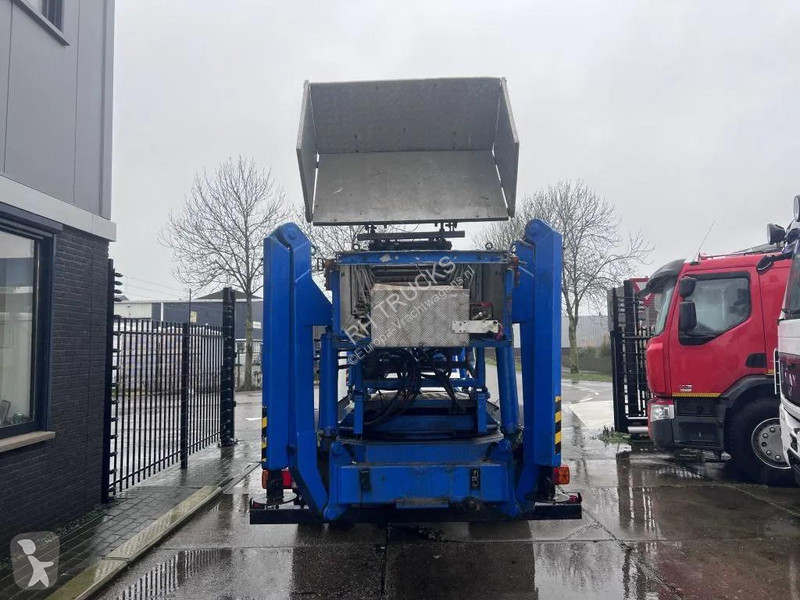 شاحنة International 4600 4x2 210HP + TEUPEN hyLIFT