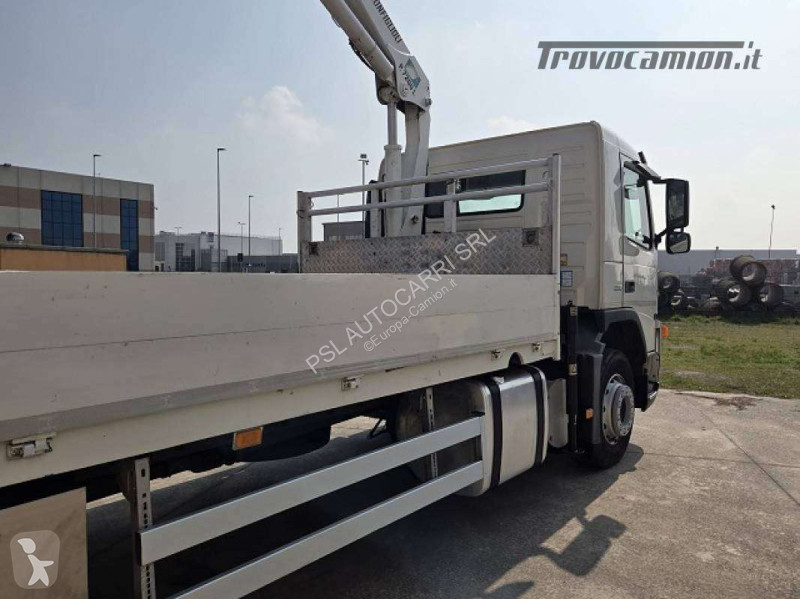شاحنة Volvo con gru