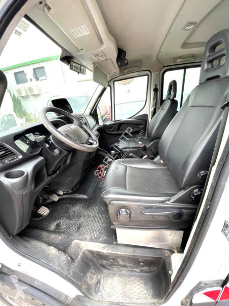 Véhicule utilitaire Iveco DOUB CAB 6 PERSONNES...