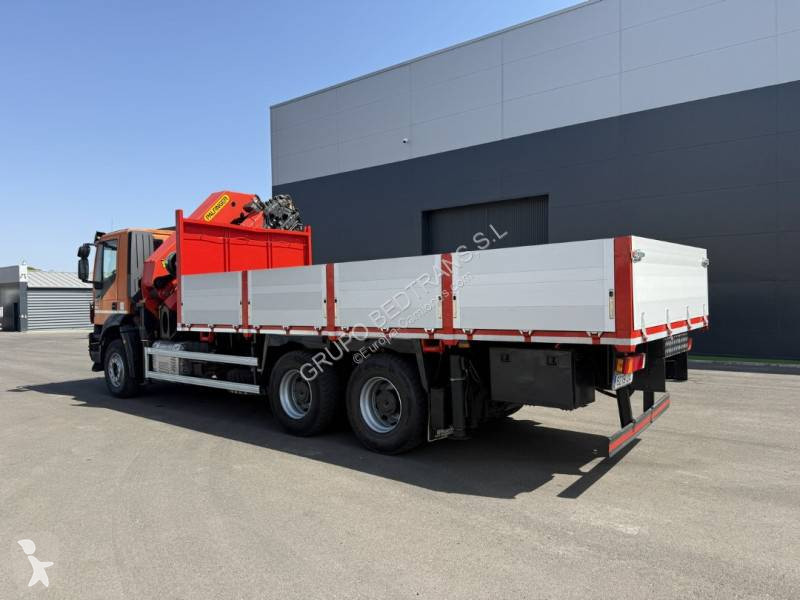 شاحنة Iveco Con pluma