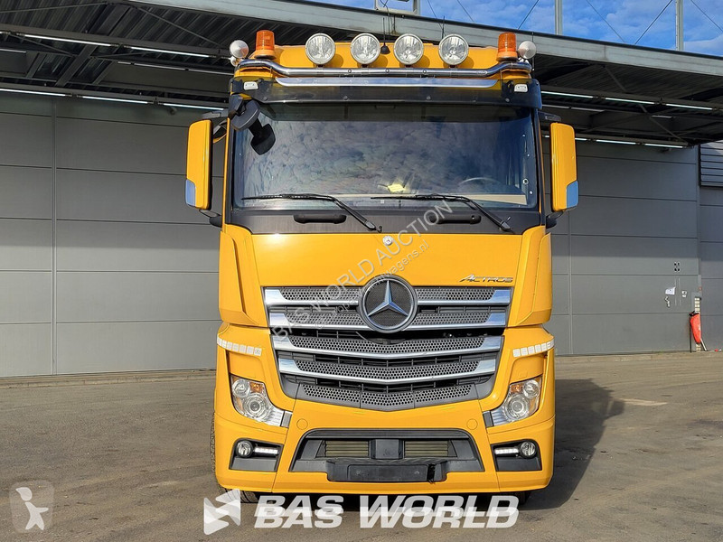 Грузовик Mercedes 2563