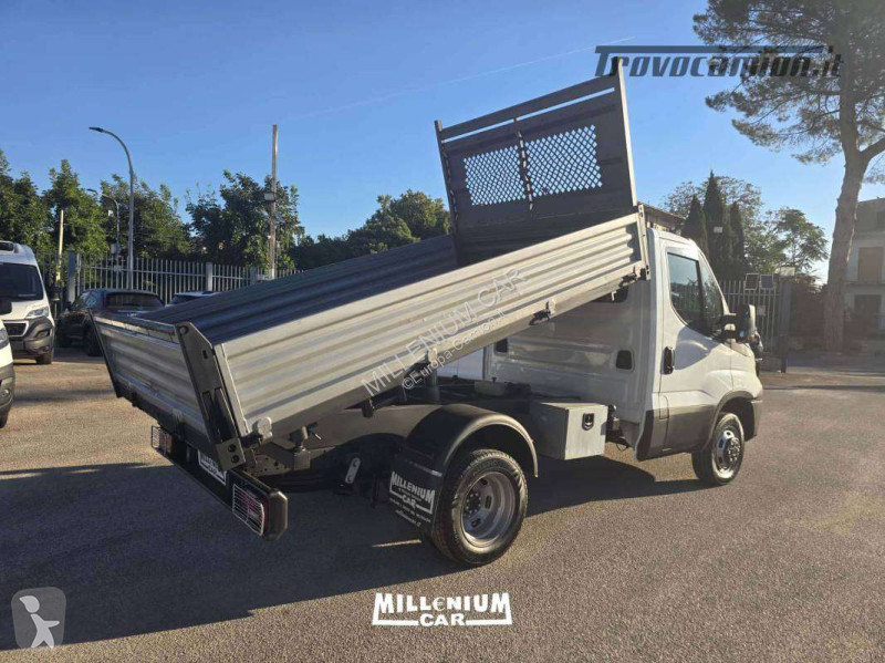 Camión Iveco 35-12 RIBALTABILE TRILATERALE 2017
