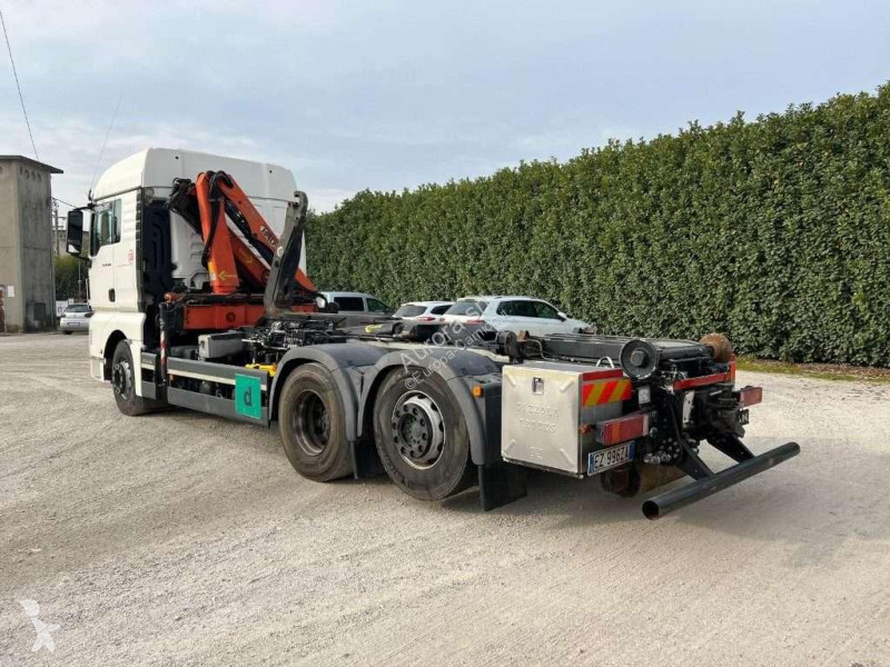 Camion MAN TGX SCARRABILE CON GRU DIETRO CABINA