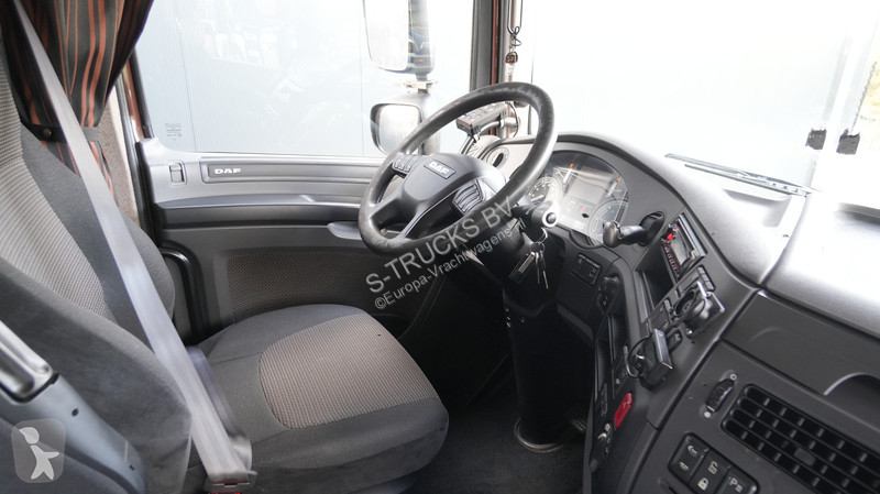 Vrachtwagen DAF 6x2 flatbed truck with...