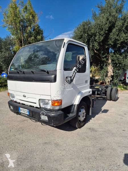 Teherautó Nissan 35.10