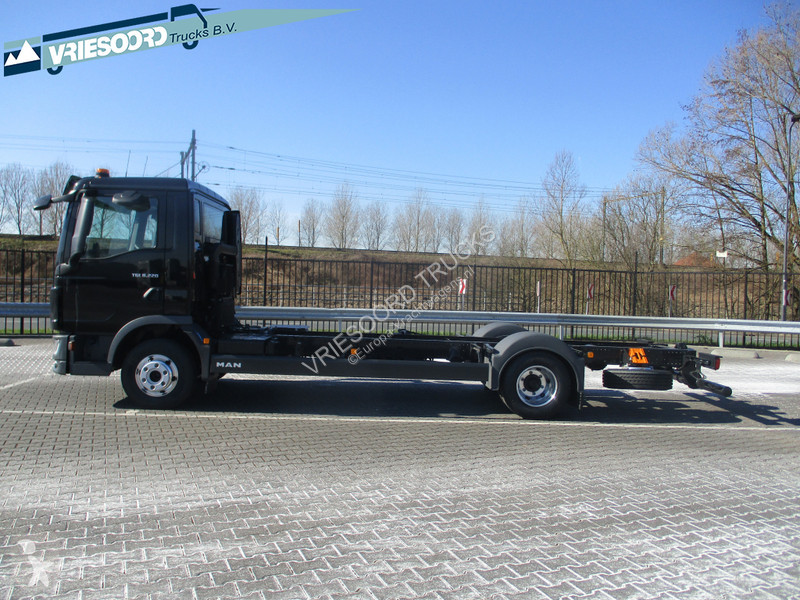 Camião MAN 8.220 4x2 BL RHD