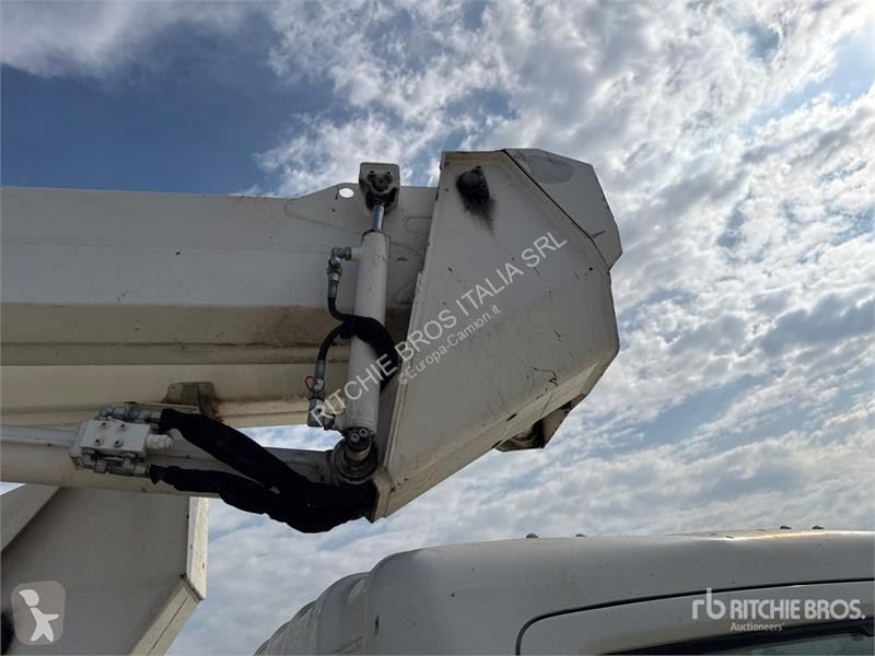 Camión Nissan P200A 17.8 m on Nissan Bucket Truck