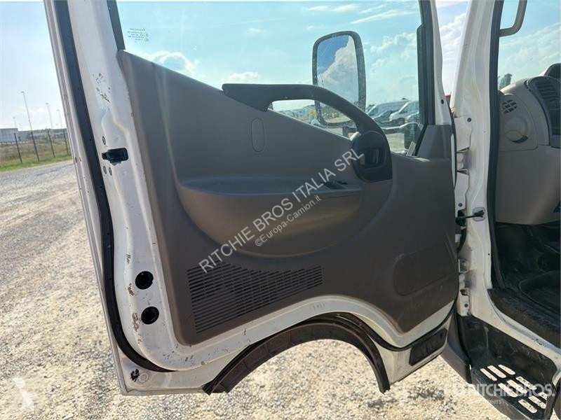 Camion Nissan PNT205 20 m on Nissan NT400...
