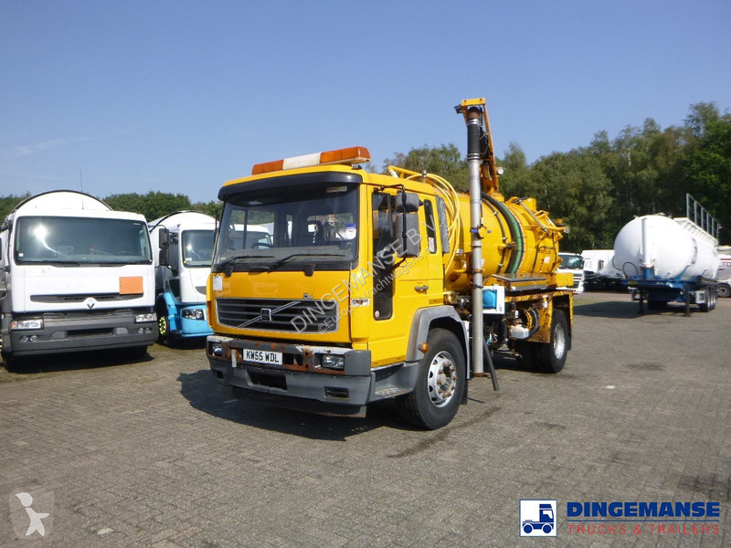 Camion Volvo 4x2 RHD Whale vacuum tank 8 m3