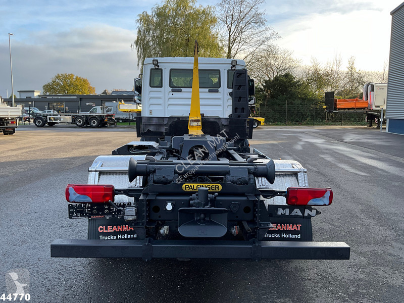 Camión MAN 12.250 Palfinger haakarmsysteem