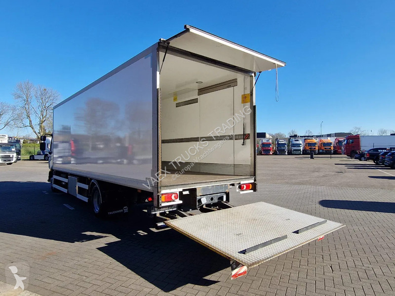 Kamion Volvo FL 250 4x2 Box truck, loading...