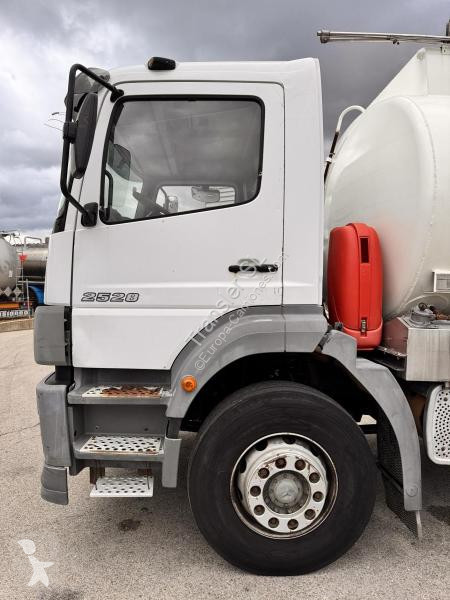 Kamion Mercedes 2528