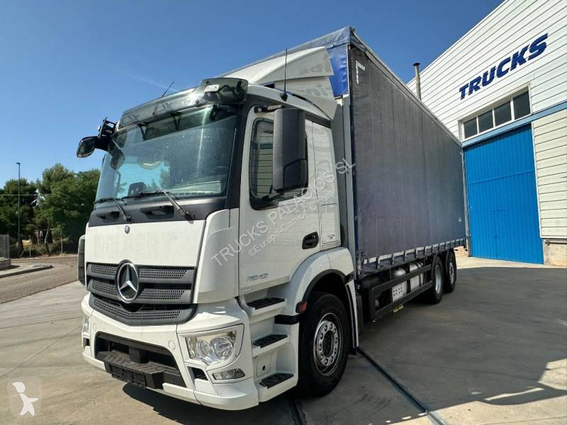 Camion Mercedes con carretilla transportable...