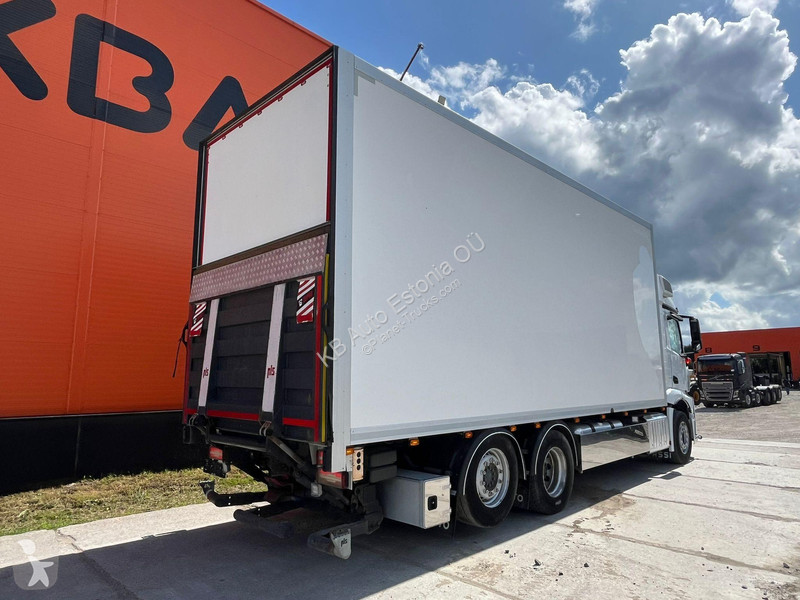 Camion Mercedes 6x2*4 BOX L=7401mm
