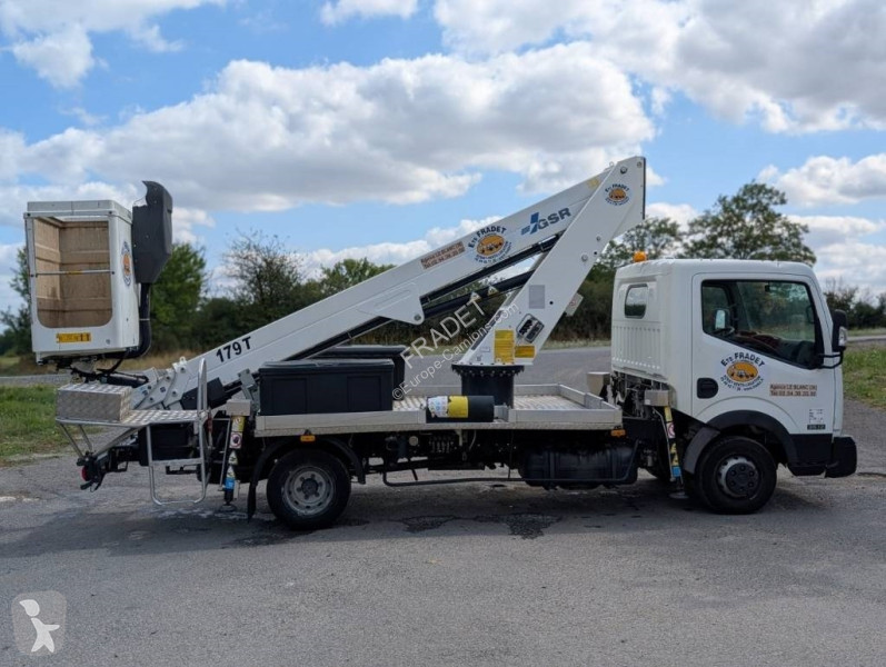Camion Nissan NT400