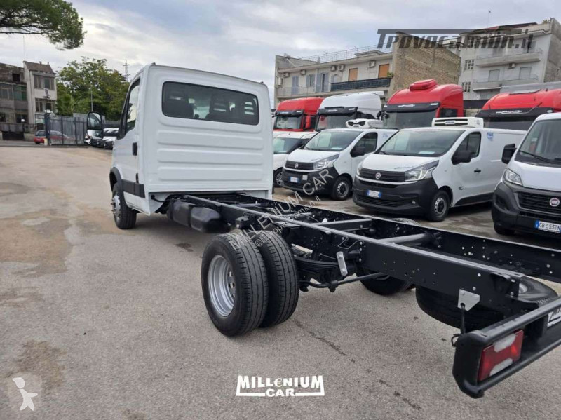 شاحنة Iveco 70C17 PASSO 3750 2011