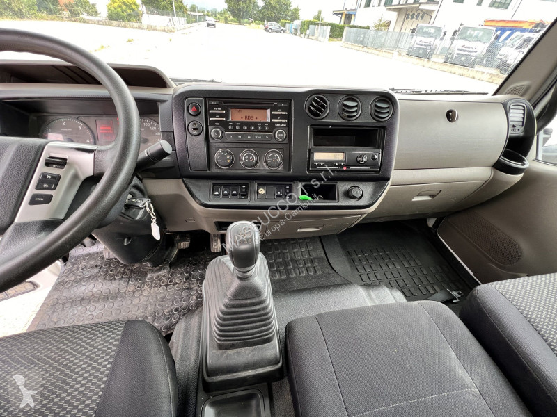 شاحنة Nissan 75-18