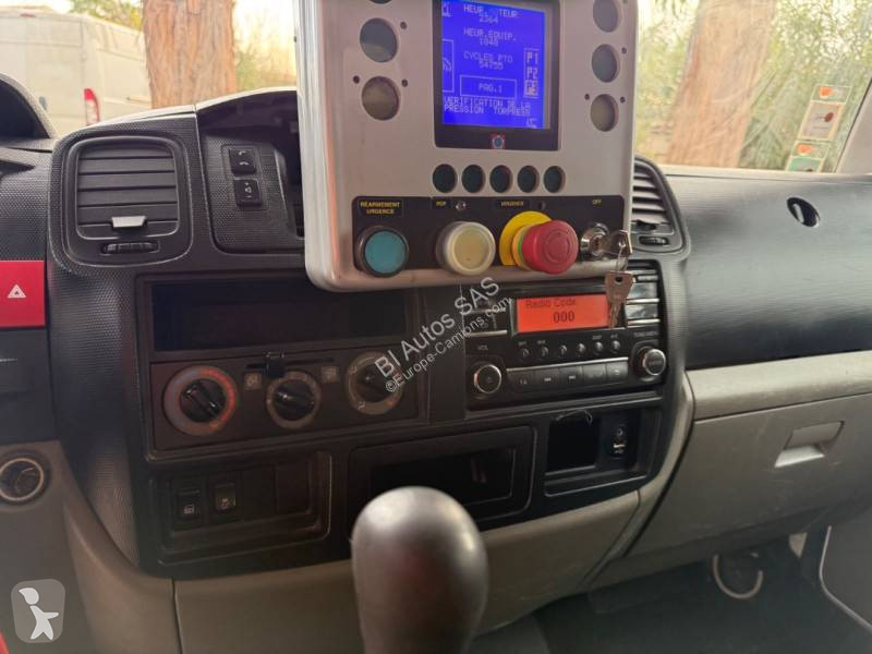 Engin de voirie Nissan