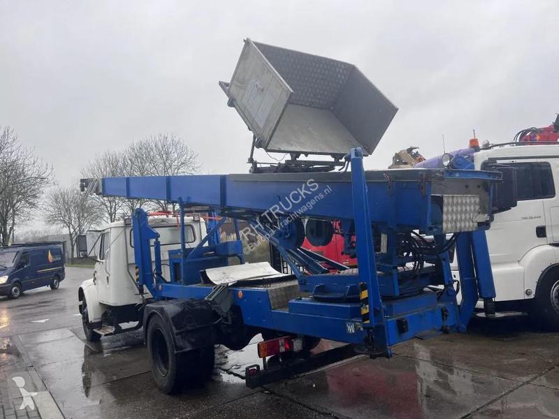 شاحنة International 4600 4x2 210HP + TEUPEN hyLIFT