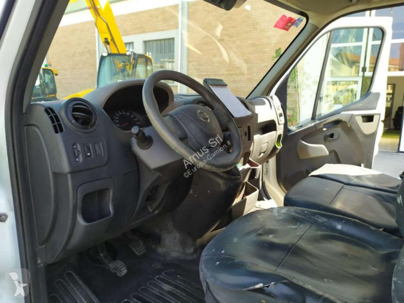 شاحنة Nissan NV400