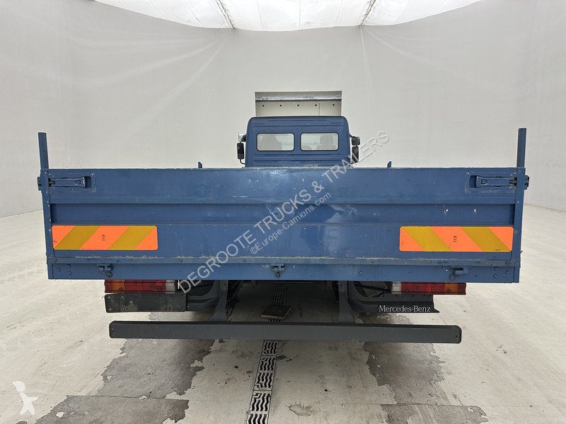 شاحنة Mercedes 818