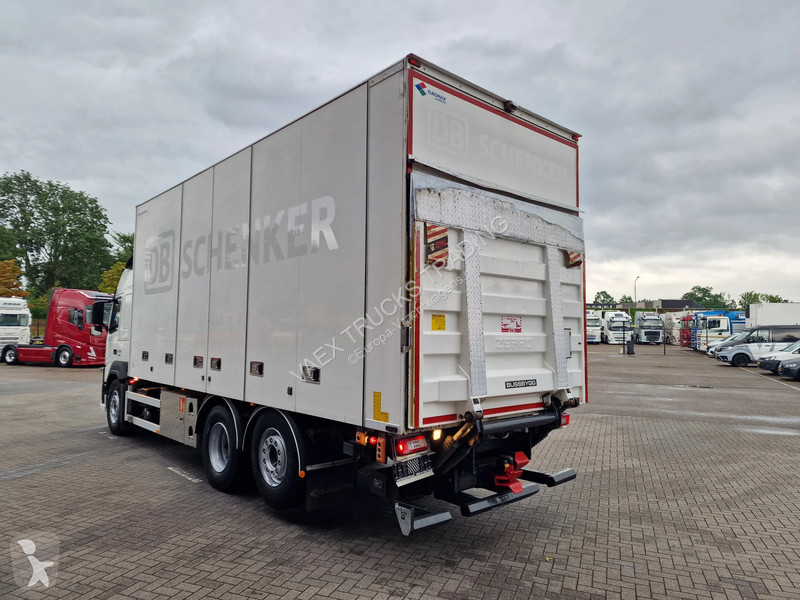 Kamion Volvo 420 Globetrotter 6x2 - Box with...