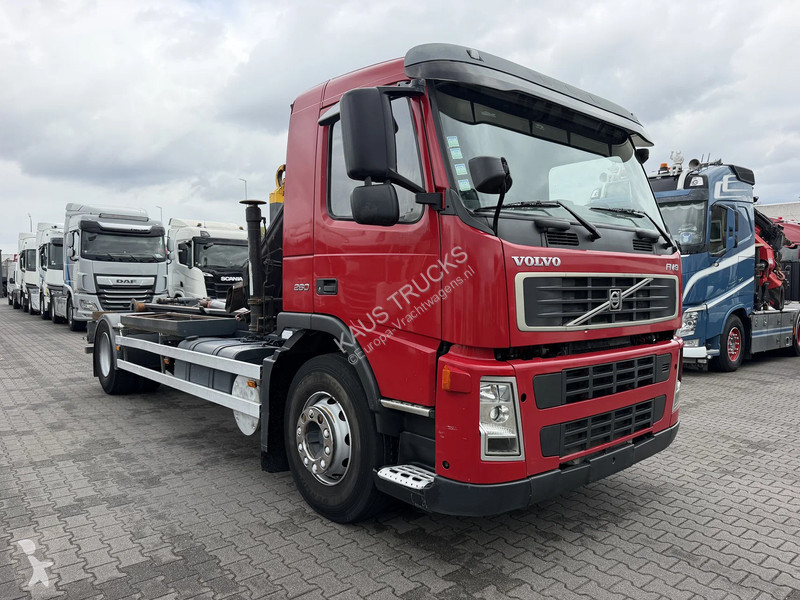 Camión Volvo FM 260 Crane + Hooklift