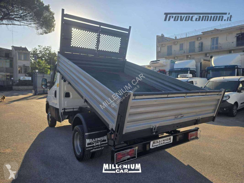 Camión Iveco 35-12 RIBALTABILE TRILATERALE 2017