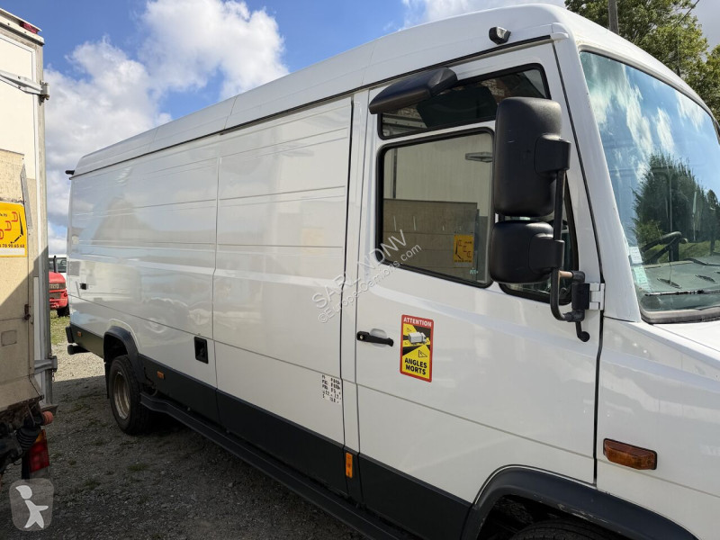 Teherautó Mercedes 614