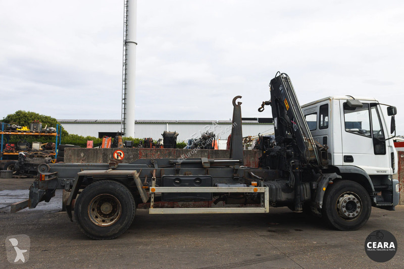 Camión Iveco 180E28 HIAB 122-2 HiDUO LOW KM