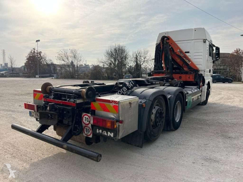 Camion MAN TGX SCARRABILE CON GRU DIETRO CABINA