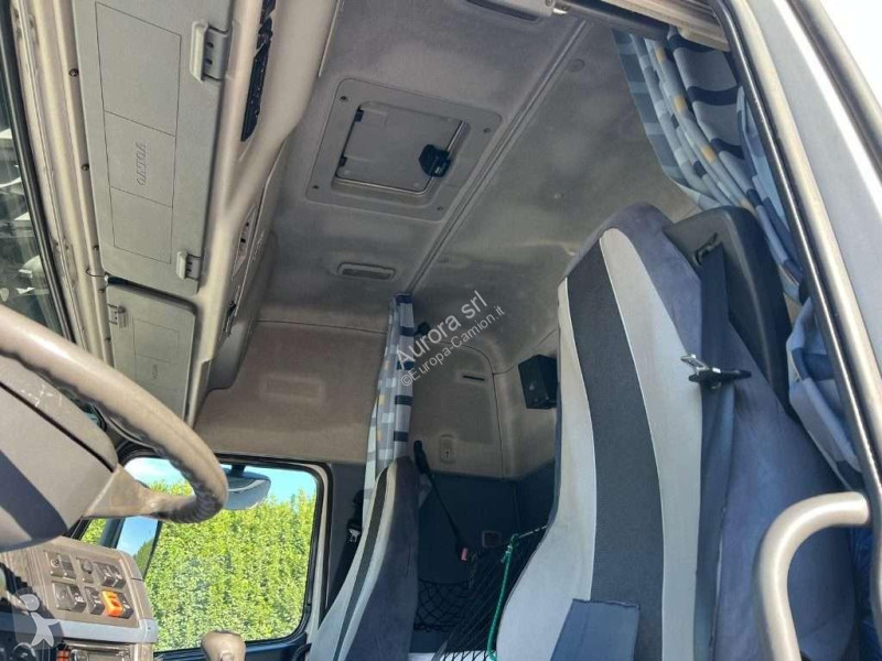 شاحنة Volvo FM82 SCARRABILE CON GRU E POLIPO