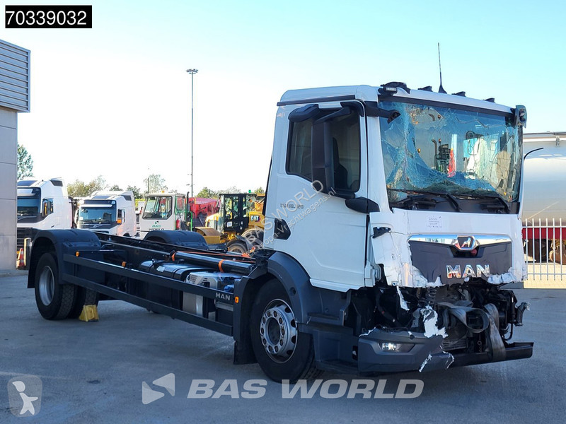 Kamion MAN 18.320 4X2 18tonner Damaged truck...