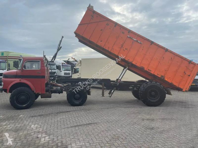 Vrachtwagen Mercedes + Manual + Kipper + 4x4