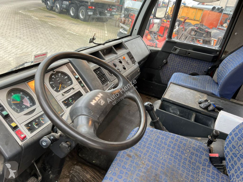 Camión MAN LE 12.225 LC Pritsche Heckkran 6...