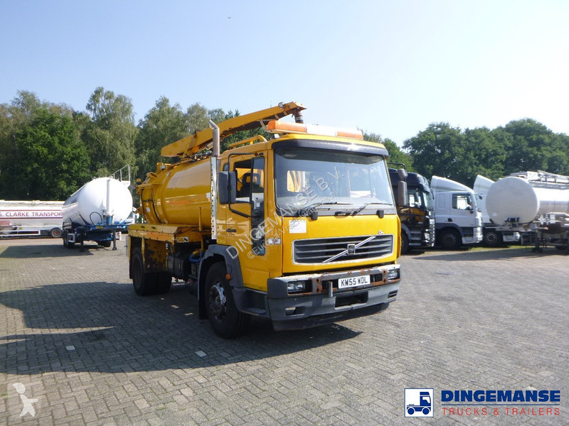 Camion Volvo 4x2 RHD Whale vacuum tank 8 m3
