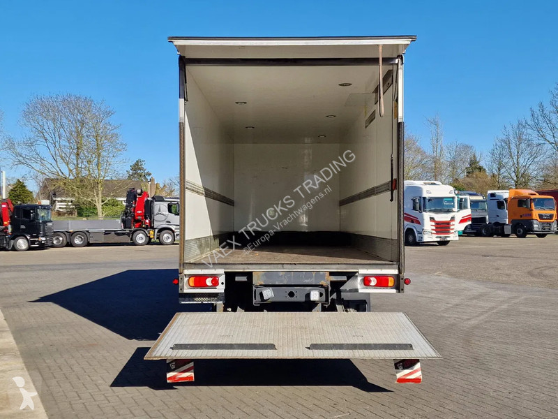 Kamion Volvo FL 250 4x2 Box truck, loading...