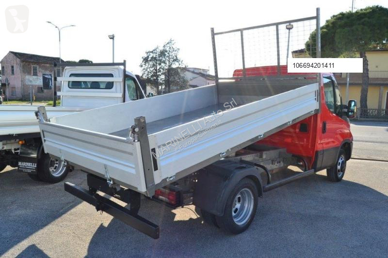 Véhicule utilitaire Iveco 35C13 2.3