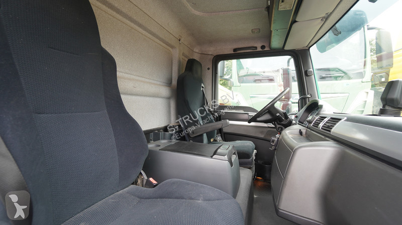 Kamion MAN 12.180 4X2 CLOSED BOX