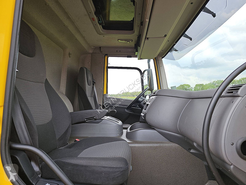 Camion DAF 220 CARRIER LIFT DOORS