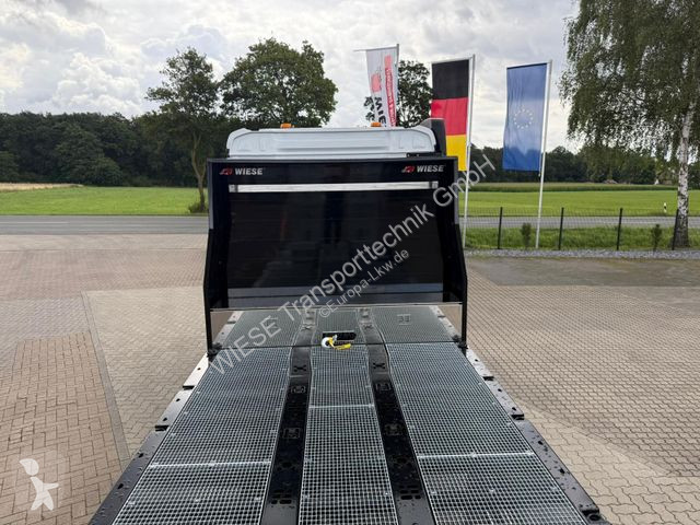 Kamion Mercedes mit Rampen, Maschinentransporter