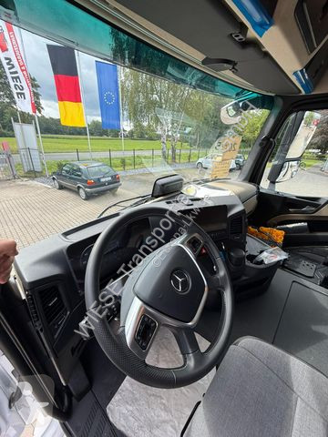 Camion Mercedes mit Rampen, Maschinentransporter