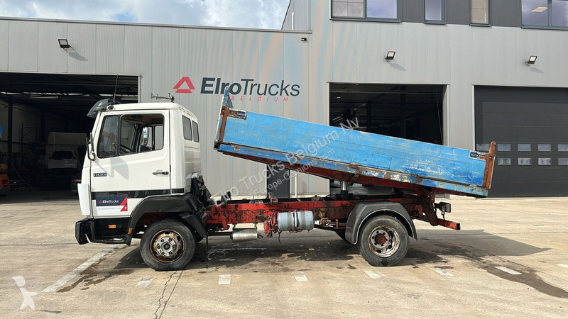 Kamion Mercedes SK  (POMPE MANUELLE / MANUAL...