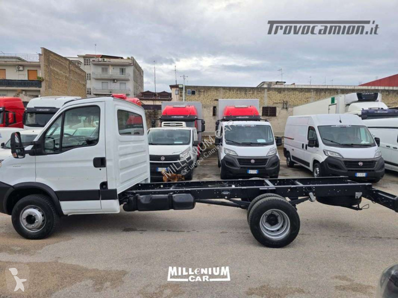 شاحنة Iveco 70C17 PASSO 3750 2011