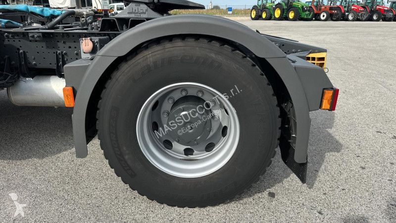 شاحنة Iveco 460 4X2
