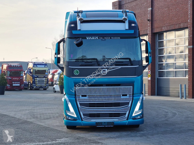 شاحنة Volvo 500 Globetrotter XL Cartransporter...
