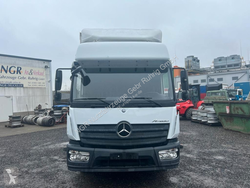 Camion Mercedes 4X2 Koffer Plane 6 to. Hebebühne