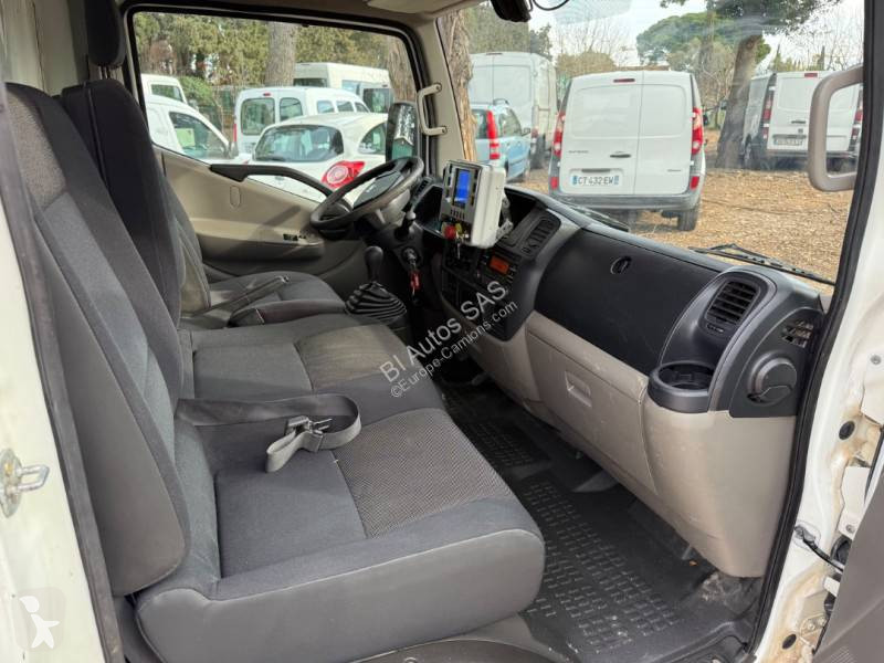 Engin de voirie Nissan